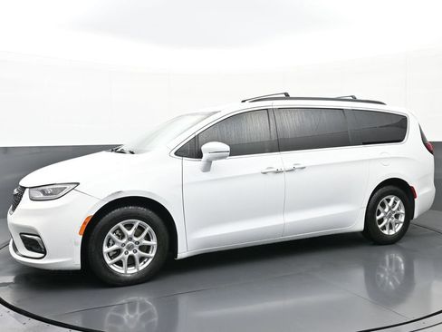 Used 2022 Chrysler Pacifica Touring-L image 6