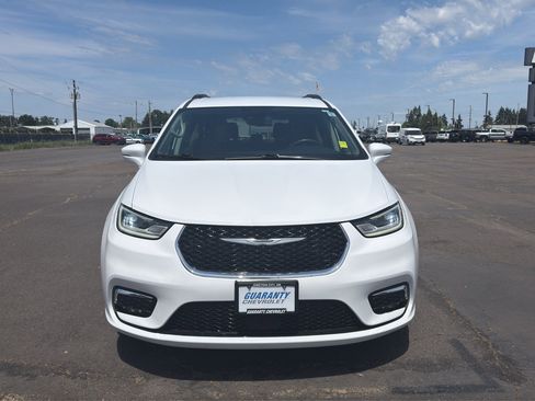 Used 2022 Chrysler Pacifica Touring-L FWD image 2