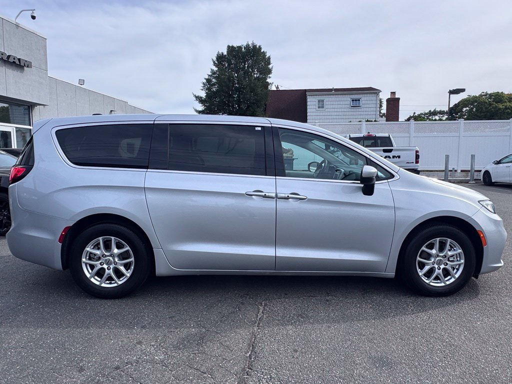 Used 2023 Chrysler Pacifica Touring-L FWD image 10