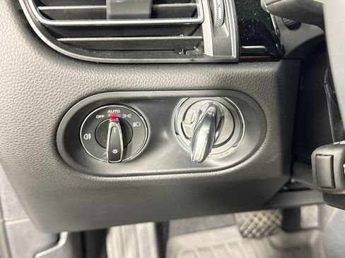 Certified 2026 Porsche Macan image 48