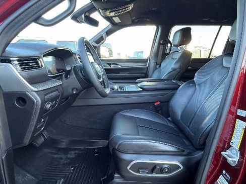 Used 2024 Jeep Wagoneer Series II w/ Flexible Seating Group RWD image 12