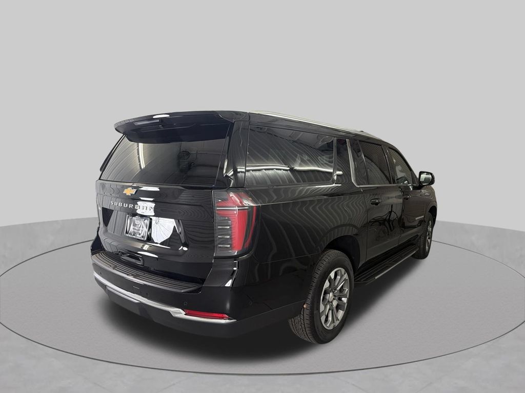 Used 2025 Chevrolet Suburban LS RWD image 6