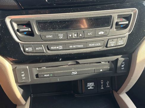 Used 2018 Honda Pilot Touring image 30