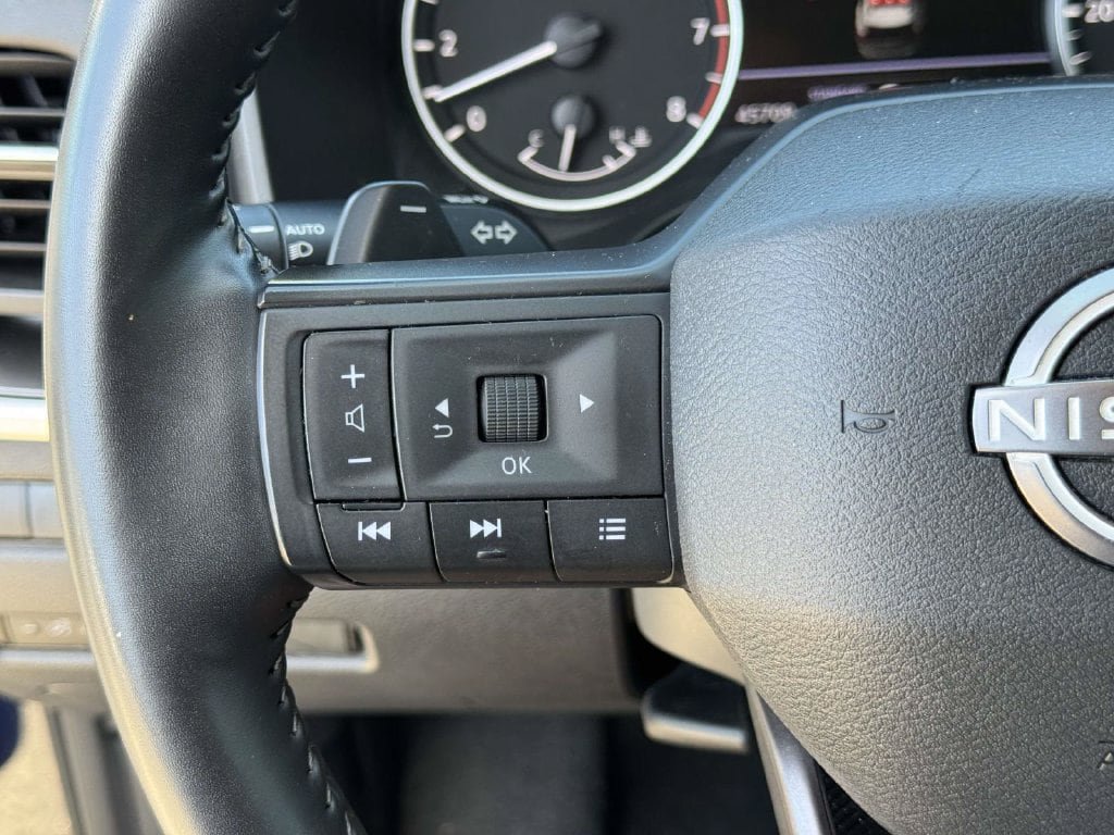 Used 2025 Nissan Rogue SV FWD image 12