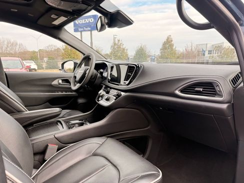 Used 2025 Chrysler Pacifica Limited FWD image 27