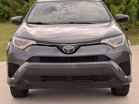 Used 2018 Toyota RAV4 LE FWD image 7