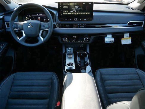 New 2025 Mitsubishi Outlander SE image 7