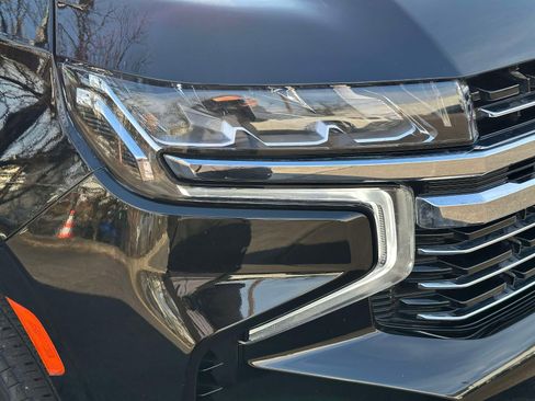 Used 2024 Chevrolet Suburban LT image 8