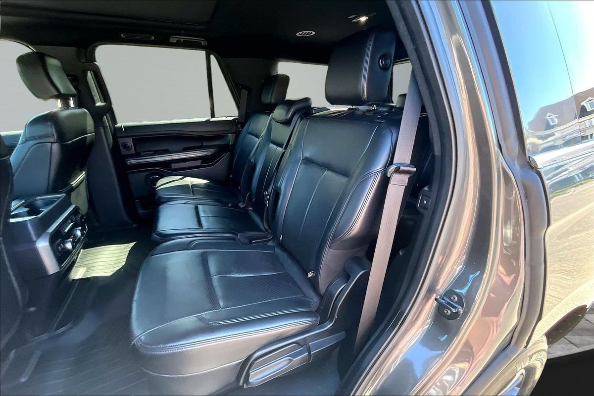 Used 2018 Ford Expedition XLT w/ Equipment Group 202A AWD/4WD image 18