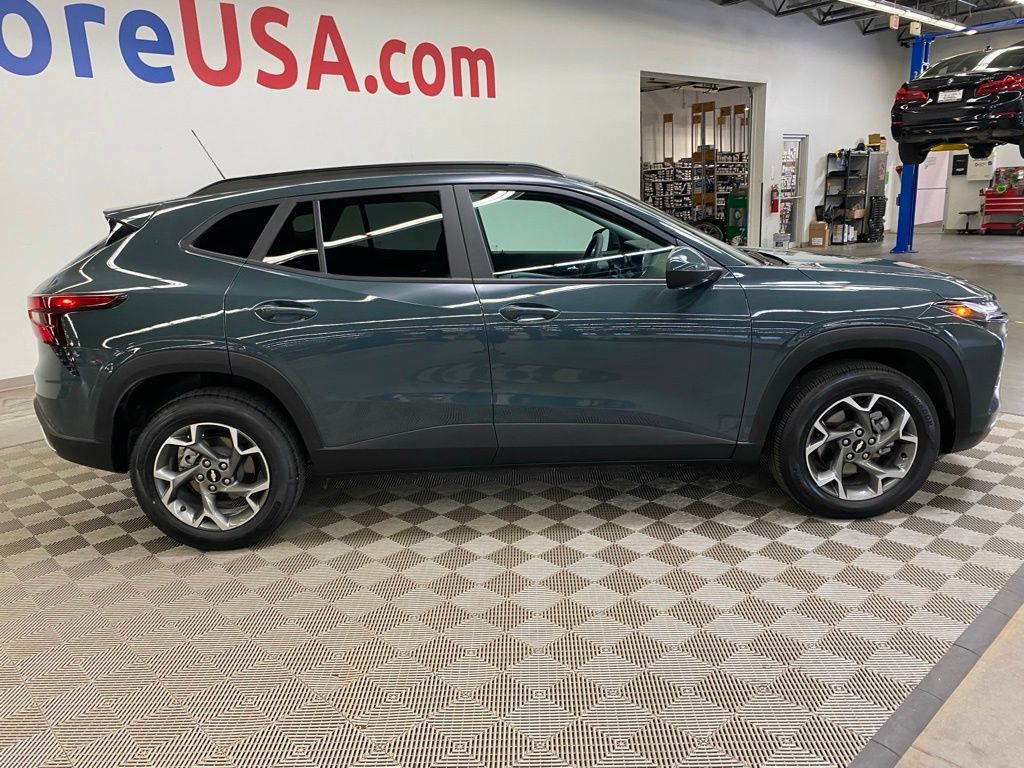 Used 2025 Chevrolet Trax LT FWD image 7