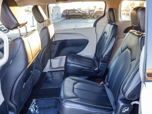 Certified 2024 Chrysler Pacifica Touring-L image 18