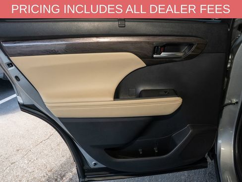 Used 2023 Toyota Highlander Limited FWD image 12