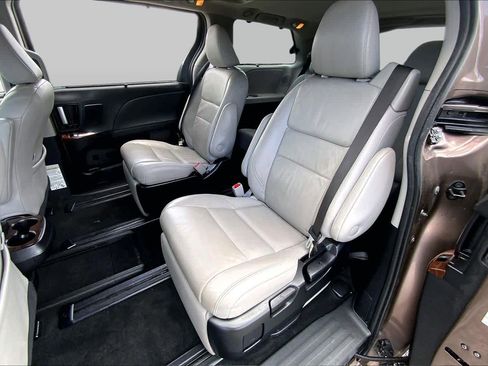 Used 2018 Toyota Sienna Limited FWD image 20