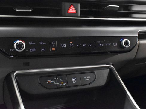 Used 2025 Kia Carnival FWD image 21