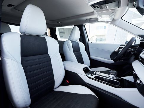 New 2025 Mitsubishi Outlander SE image 27