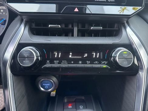 Used 2021 Toyota Venza XLE image 31