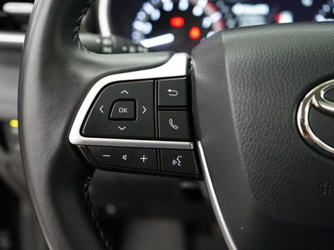Used 2024 Toyota Highlander XLE AWD/4WD image 17