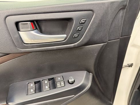 Used 2015 Toyota Highlander Limited Platinum FWD image 30