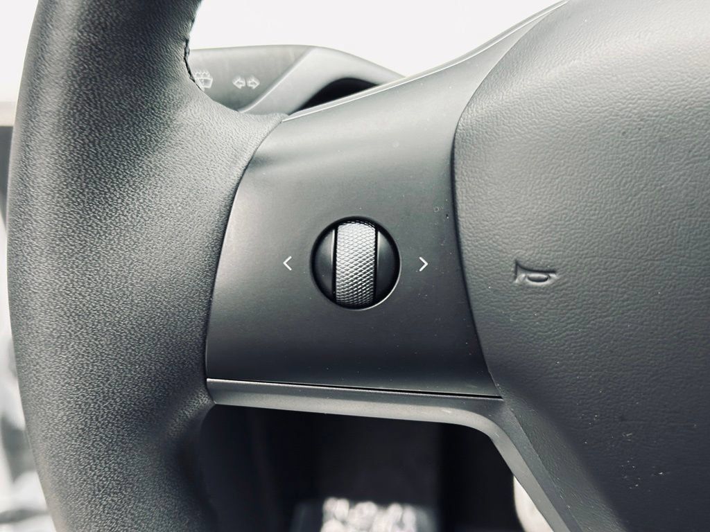 Used 2023 Tesla Model Y Performance AWD/4WD image 29
