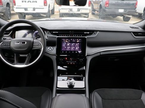 New 2025 Jeep Grand Cherokee Altitude image 38