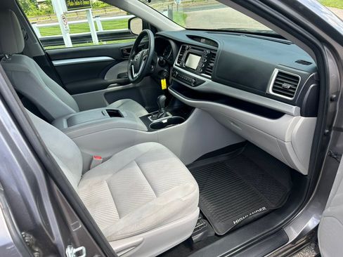 Used 2017 Toyota Highlander LE AWD/4WD image 14