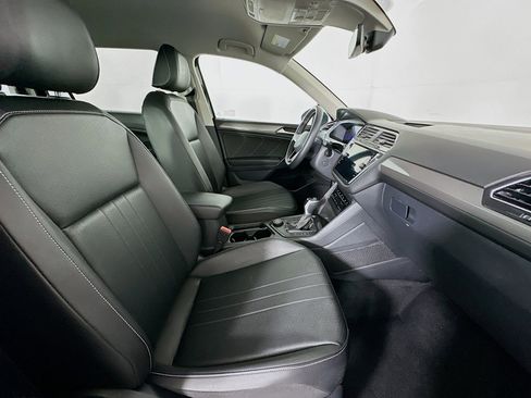 Used 2024 Volkswagen Tiguan SE image 30