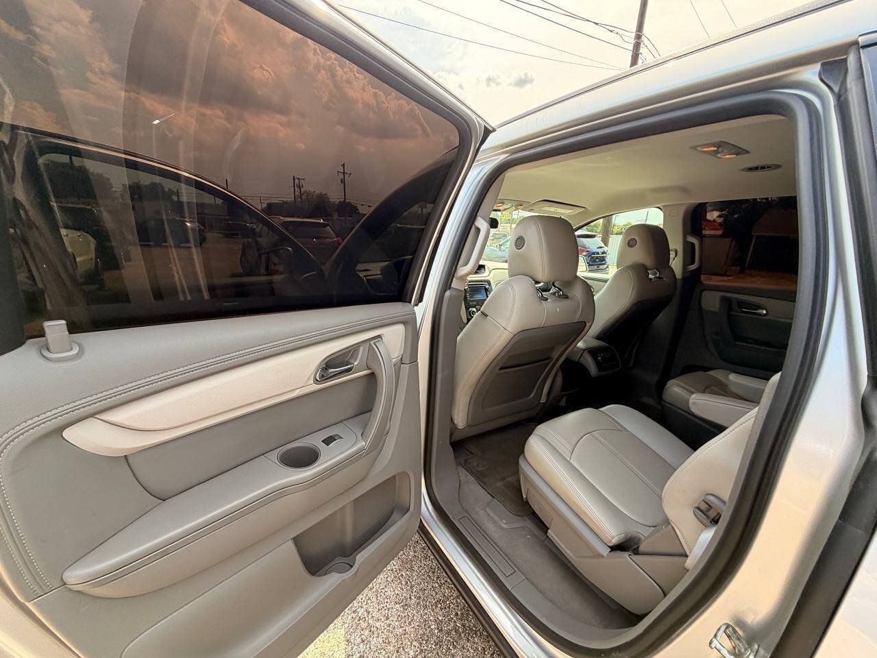 Used 2017 Chevrolet Traverse LT FWD image 16