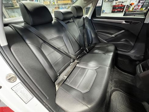 Used 2016 Volkswagen Passat 1.8T R-Line FWD image 10