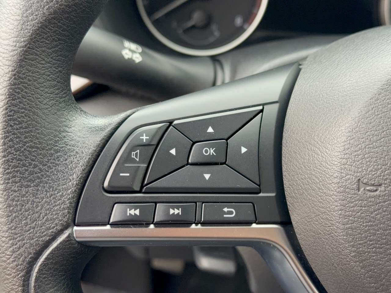 Used 2025 Nissan Sentra SV FWD image 18
