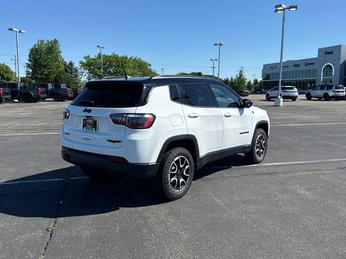 Used 2025 Jeep Compass Trailhawk AWD/4WD image 3