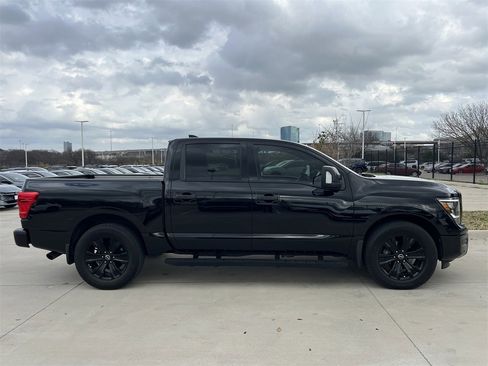 Used 2024 Nissan Titan SV w/ SV Convenience Package image 3