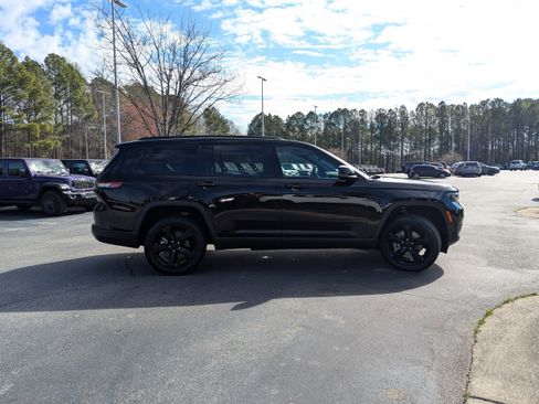 Used 2023 Jeep Grand Cherokee L Laredo image 4