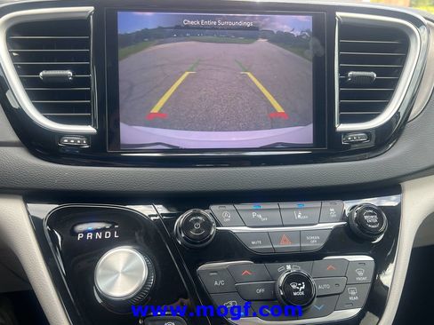 Used 2024 Chrysler Pacifica Touring-L FWD image 8
