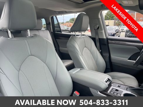 Used 2023 Toyota Highlander Limited FWD image 14