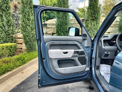 Used 2025 Land Rover Defender 110 S image 17