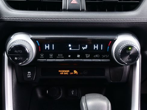 Used 2021 Toyota RAV4 LE AWD/4WD image 19
