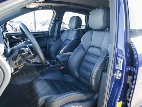 Certified 2025 Porsche Macan image 5