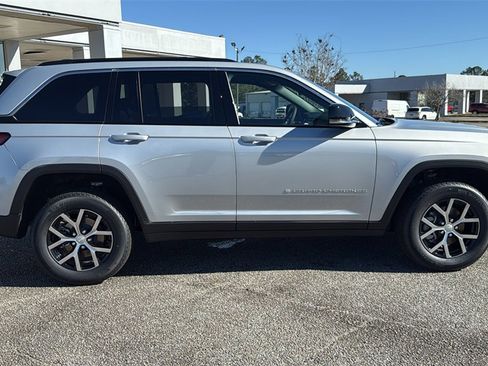 New 2025 Jeep Grand Cherokee Limited image 9