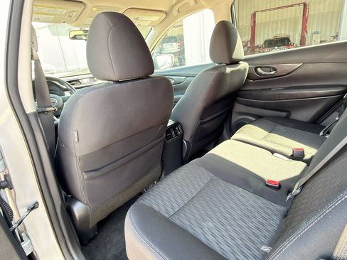 Used 2018 Nissan Rogue SV w/ Premium Package image 21