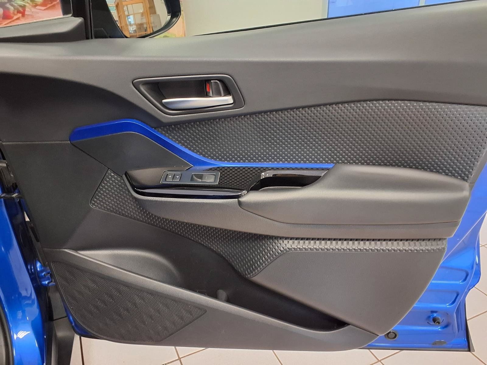 Used 2020 Toyota C-HR XLE FWD image 10