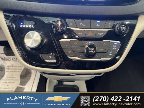 Used 2024 Chrysler Pacifica Touring-L FWD image 26