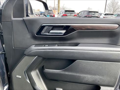 Used 2025 Chevrolet Suburban Z71 w/ Z71 Off-Road Package image 12