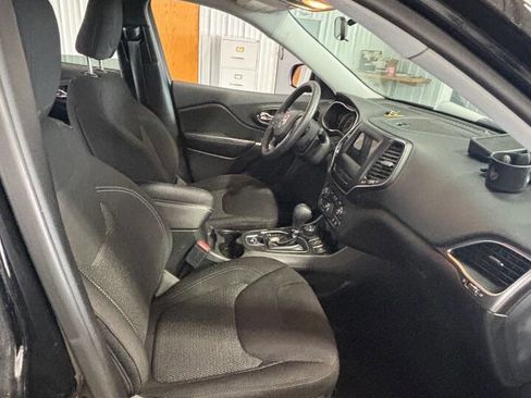Used 2019 Jeep Cherokee Latitude w/ Popular Appearance Group AWD/4WD image 7