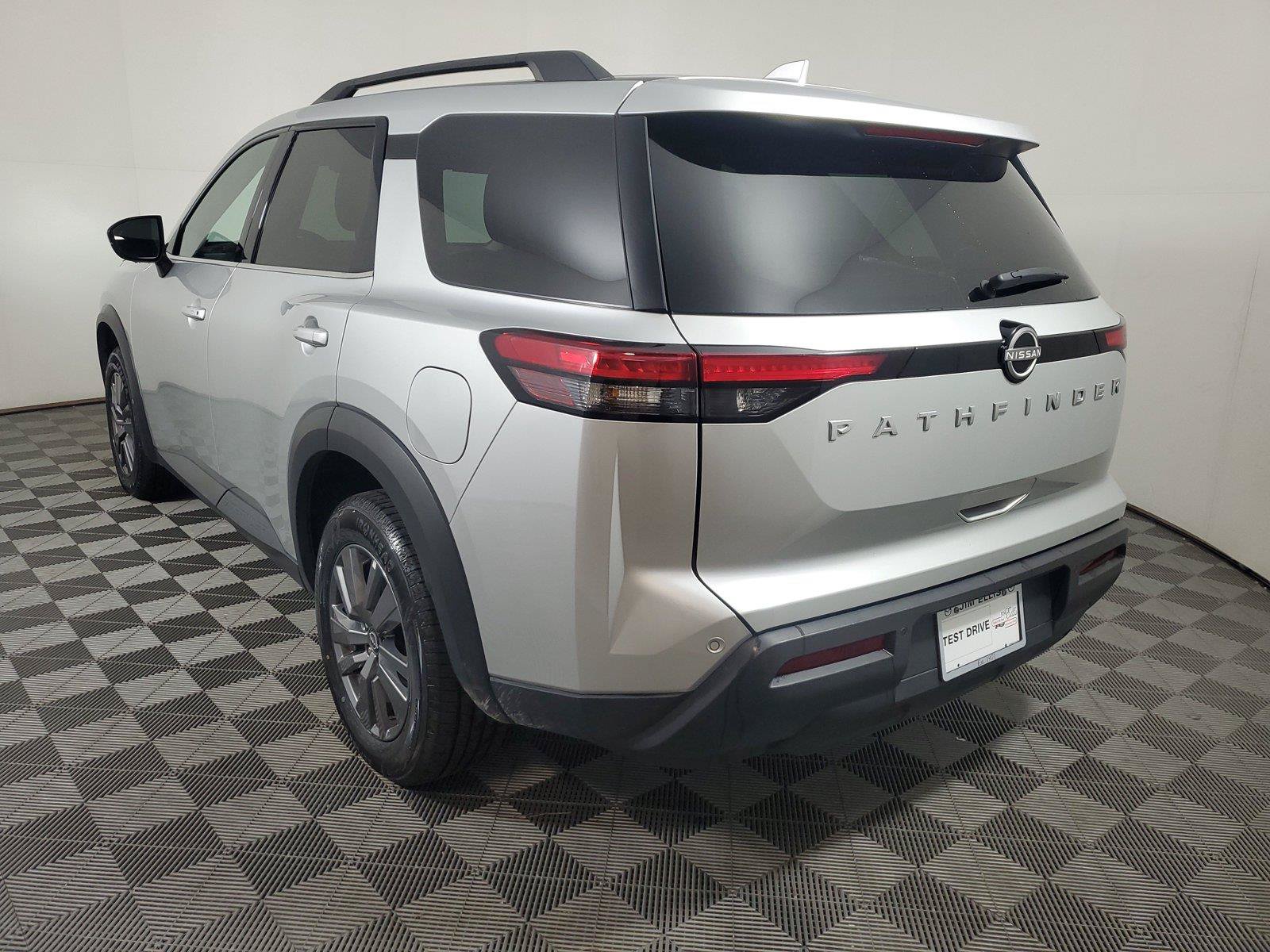 Used 2025 Nissan Pathfinder SV FWD image 4