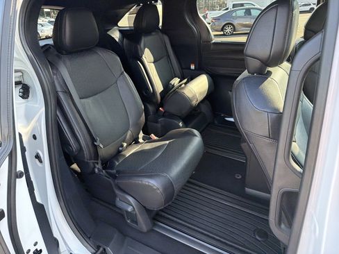 Used 2025 Toyota Sienna Platinum AWD/4WD image 38