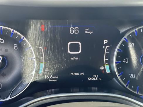 Used 2023 Chrysler Pacifica Touring FWD image 12