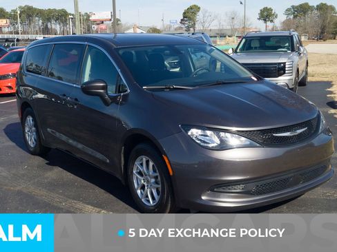 Used 2022 Chrysler Voyager LX image 4
