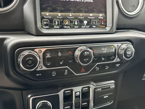 Used 2019 Jeep Wrangler Unlimited Sahara AWD/4WD image 26