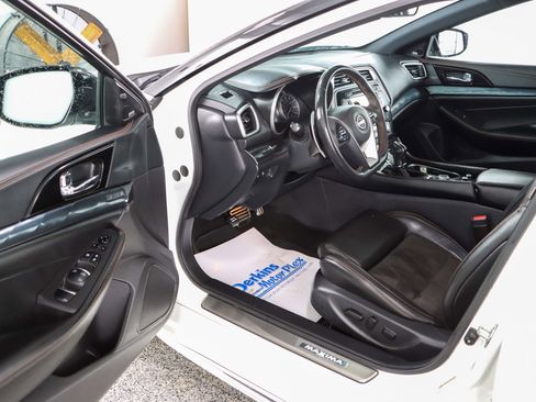Used 2023 Nissan Maxima SR w/ Sport Mat Group FWD image 3
