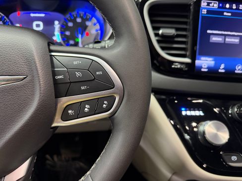 Used 2024 Chrysler Pacifica Touring-L FWD image 19